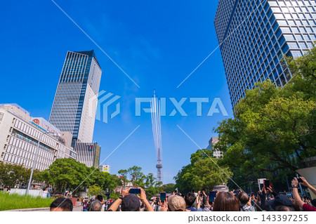 藍色衝擊號戰機在愛知縣名古屋市上空進行表演飛行。 藍色衝擊號戰機在愛知縣名古屋市上空進行表演飛行。 143397255