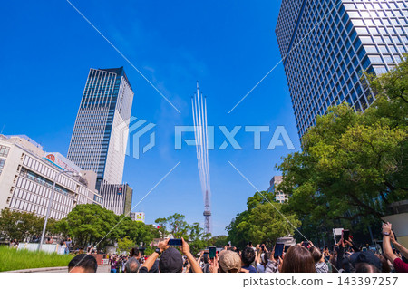 藍色衝擊號戰機在愛知縣名古屋市上空進行表演飛行。 藍色衝擊號戰機在愛知縣名古屋市上空進行表演飛行。 143397257