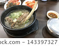 韓國餐桌上擺放著熱氣騰騰的帶骨肉湯和泡菜。 143397327