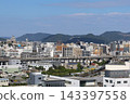 山陽本線的特快列車途經姬路市和姬路城 143397558