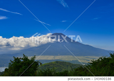 [Yamanashi Prefecture] Summer view of Mt. Fuji from the summit of Mt. Ishiwari 143400186