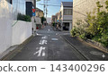 日本住宅區道路上褪色的「停止」字樣和標誌。 143400296