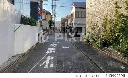 日本住宅區道路上褪色的「停止」字樣和標誌。 143400296