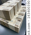 一疊10,000日圓鈔票，非常適合用來展現商業和金融形象。 143400390