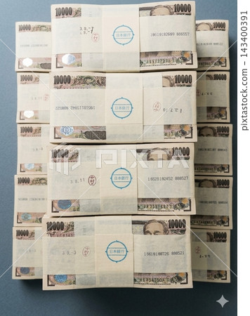 一疊10,000日圓鈔票,非常適合用來展現商業和金融形象。 一疊10,000日圓鈔票,非常適合用來展現商業和金融形象。 143400391