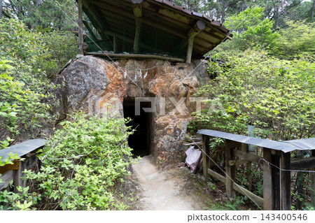 The Heavenly Rock Cave at Hyuga Grand Shrine, Yamashina Ward, Kyoto City The Heavenly Rock Cave at Hyuga Grand Shrine, Yamashina Ward, Kyoto City 143400546