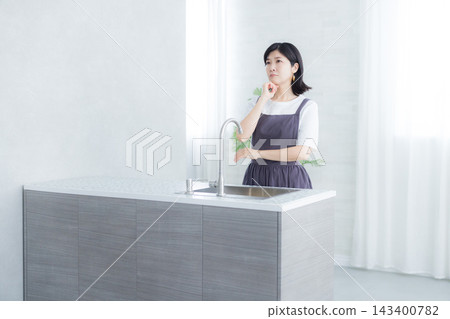 做家事的婦女在廚房裡 做家事的婦女在廚房裡 143400782