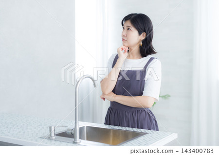 做家事的婦女在廚房裡 做家事的婦女在廚房裡 143400783