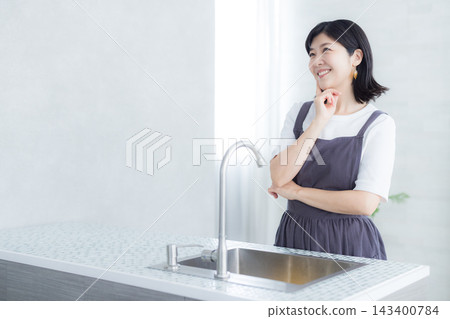 做家事的婦女在廚房裡 做家事的婦女在廚房裡 143400784