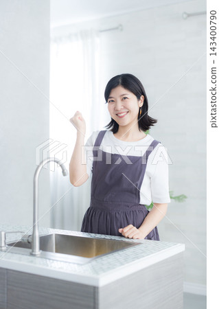 做家事的婦女在廚房裡 做家事的婦女在廚房裡 143400790