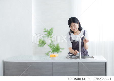 做家事的婦女在廚房裡 做家事的婦女在廚房裡 143400793