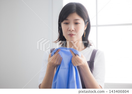 掛衣服的女人 掛衣服的女人 143400804