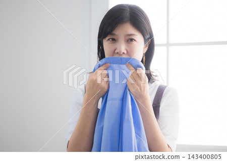 掛衣服的女人 掛衣服的女人 143400805