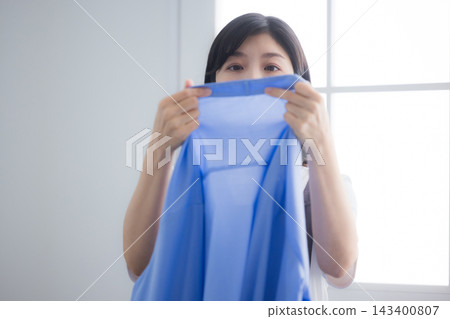 掛衣服的女人 掛衣服的女人 143400807