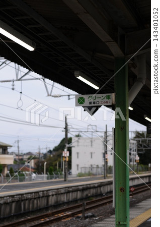 綠色汽車標誌 143401052