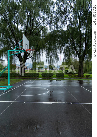 被雨打濕的公園籃球場 被雨打濕的公園籃球場 143401726