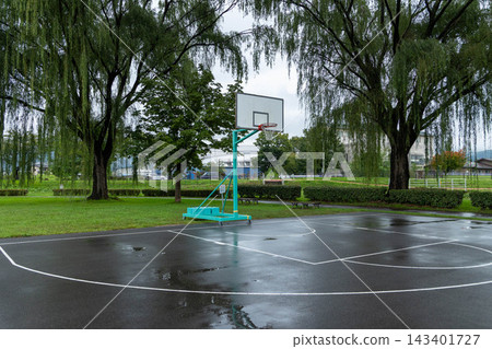 被雨打濕的公園籃球場 143401727
