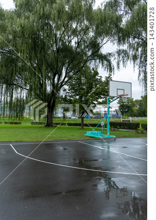 被雨打濕的公園籃球場 被雨打濕的公園籃球場 143401728