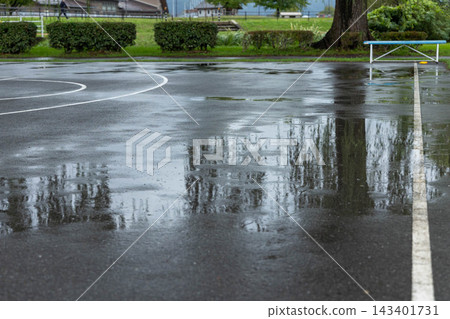 被雨打濕的公園籃球場 被雨打濕的公園籃球場 143401731