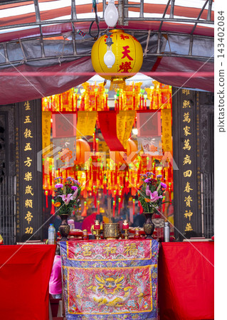 廟會, 台灣廟宇, 紅燈籠, 供桌, 拜拜,縁日、台湾廟、赤提灯、供物台、参拝、worship, 廟會, 台灣廟宇, 紅燈籠, 供桌, 拜拜,縁日、台湾廟、赤提灯、供物台、参拝、worship, 143402084