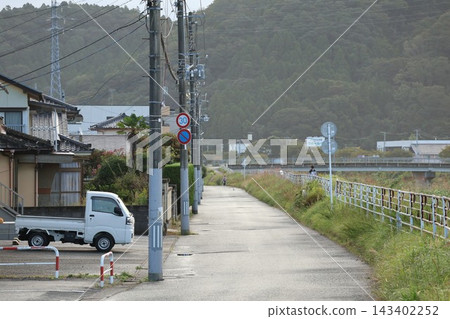 【清晨】沿著河流的靜謐小路 143402252