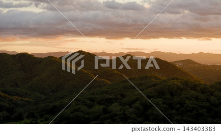 夕陽照亮的山脈 夕陽照亮的山脈 143403383