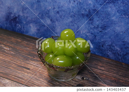 一盤閃耀麝香葡萄 一盤閃耀麝香葡萄 143403437