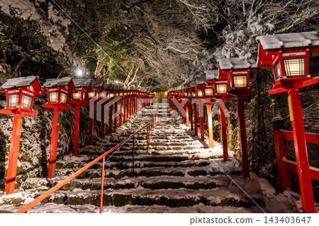 京都令人驚嘆的冬日景色:雪夜中,貴船神社的石階和燈籠格外迷人。 京都令人驚嘆的冬日景色:雪夜中,貴船神社的石階和燈籠格外迷人。 143403647