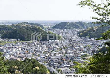 從山頂俯瞰城鎮景色 從山頂俯瞰城鎮景色 143404507