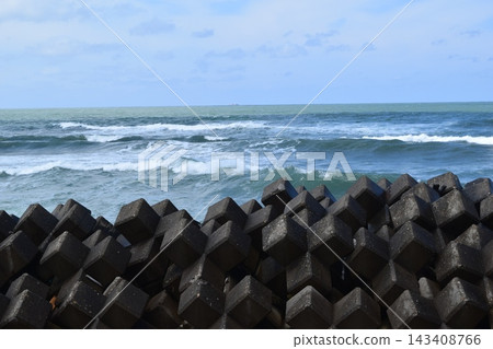 日本海的巨浪和消波塊 日本海的巨浪和消波塊 143408766