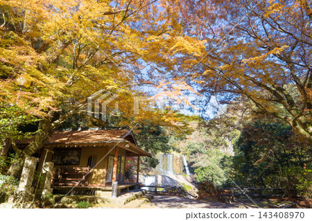 神社與秋葉(大分縣九重町龍門瀑布) 神社與秋葉(大分縣九重町龍門瀑布) 143408970