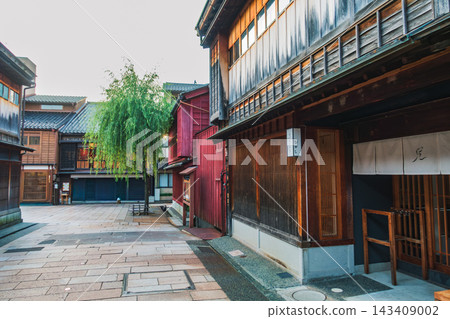 Evening view of Higashi Chaya District [Higashiyama, Kanazawa City] 143409002