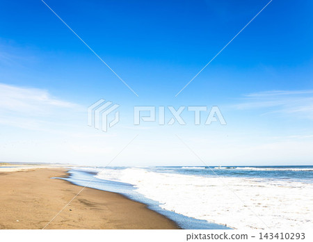 The scenery of waves crashing against the shore of Otsu Beach in Toyokoro Town, Tokachi, Hokkaido, against the backdrop of an autumn blue sky. The scenery of waves crashing against the shore of Otsu Beach in Toyokoro Town, Tokachi, Hokkaido, against the backdrop of an autumn blue sky. 143410293