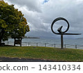Lake Toya and sculptures in the deepening autumn 143410334