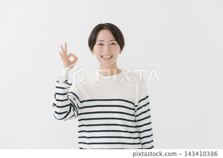 一名女子用手指比劃著圓圈。 一名女子用手指比劃著圓圈。 143410386