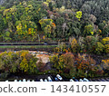 Roads and parking lots along mountain forests and streams in the deepening autumn 143410557