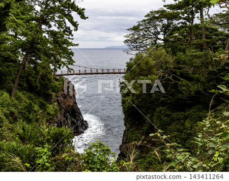Kadowaki Suspension Bridge, built on a sheer cliff. Kadowaki Suspension Bridge, built on a sheer cliff. 143411264