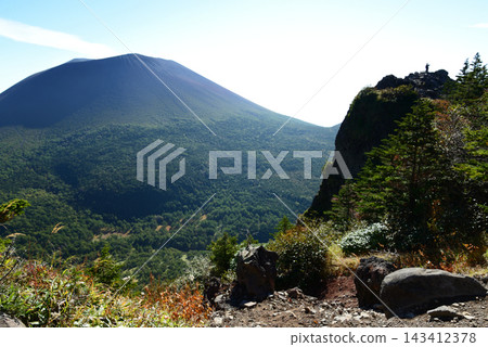 長野縣秋季登山：從槍屋眺望淺間山全景。 143412378