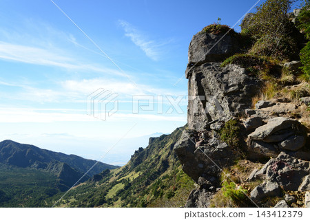 長野縣淺間山:其嶙峋的山峰在秋雲密布的天空映襯下顯得雄偉壯麗。 長野縣淺間山:其嶙峋的山峰在秋雲密布的天空映襯下顯得雄偉壯麗。 143412379