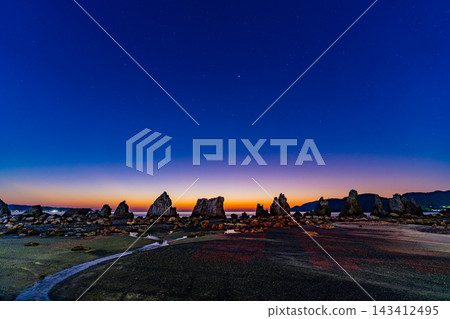 [Wakayama Prefecture] Kushimoto Hashiguiwa Rocks: Scene at Dawn 143412495
