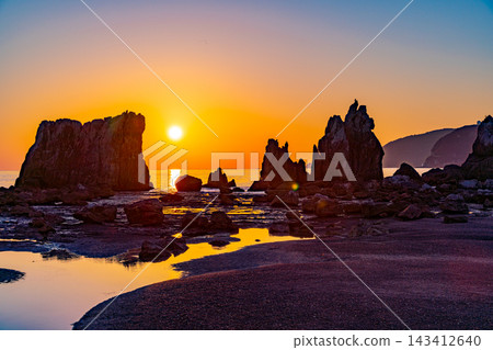 [Wakayama Prefecture] Sunrise at Kushimoto Hashiguiwa 143412640