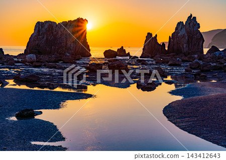 [Wakayama Prefecture] Sunrise at Kushimoto Hashiguiwa 143412643