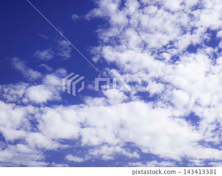 漂浮在藍天上的雲彩 漂浮在藍天上的雲彩 143413381