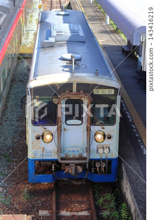The side of the connecting door of the Railway Hobby Train, which is designed to resemble the 0 Series Shinkansen (Kubokawa Station, JR Yodo Line). The side of the connecting door of the Railway Hobby Train, which is designed to resemble the 0 Series Shinkansen (Kubokawa Station, JR Yodo Line). 143416219