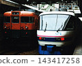A 165 series express train (with local destination display) and a 485 series Super Raicho train lined up at JR Nagano Station when it was a ground-level station (1989). 143417258