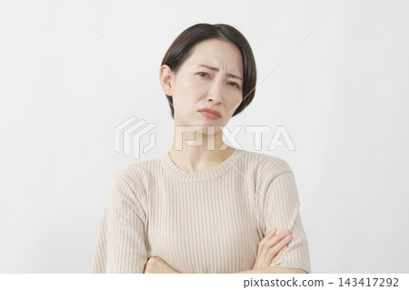 憤怒的中年女性，白色背景 143417292