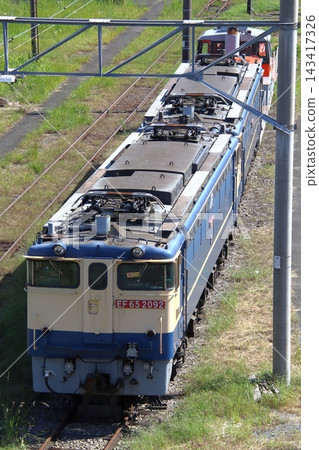 停泊在新鶴見車輛段(神奈川縣川崎市幸區)的電力機車EF65+DE11 停泊在新鶴見車輛段(神奈川縣川崎市幸區)的電力機車EF65+DE11 143417326