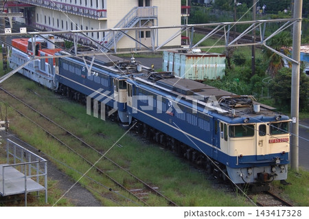 Electric locomotives EF65 + DE11 parked at Shin-Tsurumi Depot (Saiwai Ward, Kawasaki City, Kanagawa Prefecture) Electric locomotives EF65 + DE11 parked at Shin-Tsurumi Depot (Saiwai Ward, Kawasaki City, Kanagawa Prefecture) 143417328