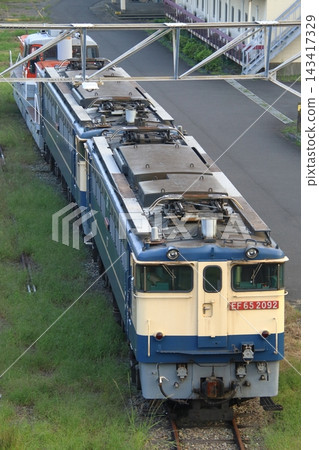 停泊在新鶴見車輛段(神奈川縣川崎市幸區)的電力機車EF65+DE11 停泊在新鶴見車輛段(神奈川縣川崎市幸區)的電力機車EF65+DE11 143417329