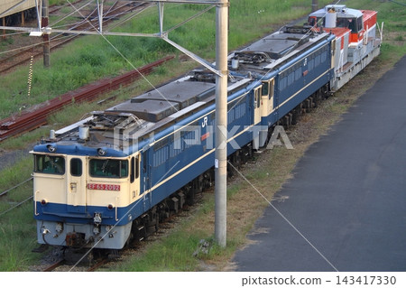 停泊在新鶴見車輛段(神奈川縣川崎市幸區)的電力機車EF65+DE11 停泊在新鶴見車輛段(神奈川縣川崎市幸區)的電力機車EF65+DE11 143417330